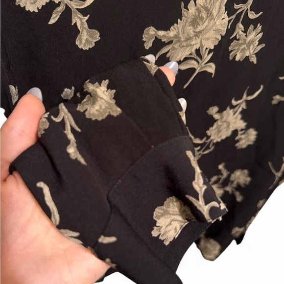 Vintage 90s Jones New York Black and Cream Floral Button Down Blouse - Picture 5 of 8